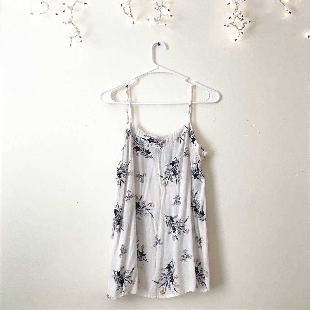 WHITE FLOWER PRINTED TANK TOP BLOUSE